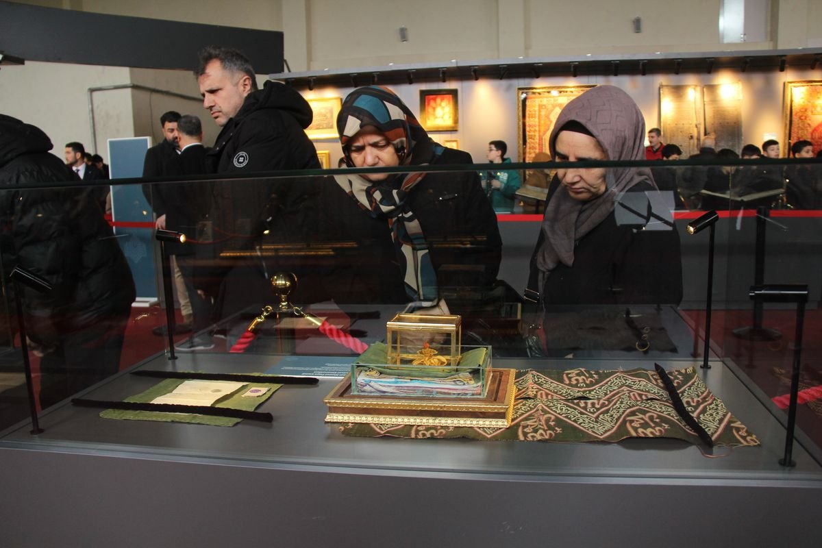 Sivas'ta 'Kutsal Emanetler ve Vakıf Eserleri Sergisi' Açıldı