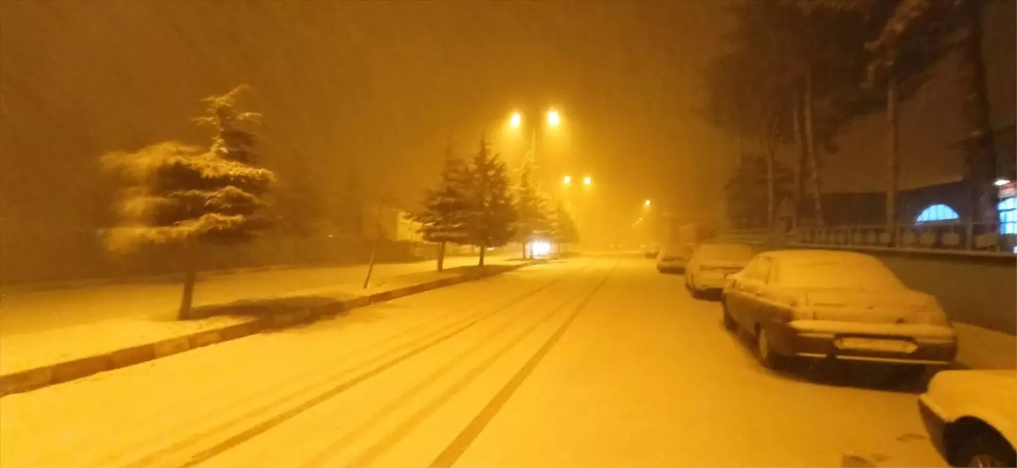 Yeşilyurt ve Artova'da kar yağışı sürüyor