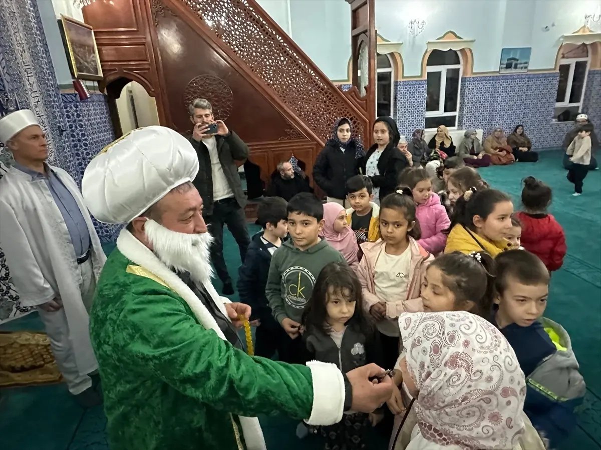 Ayvacık'ta çocuklar için teravih sonrası sürpriz etkinlik düzenlendi