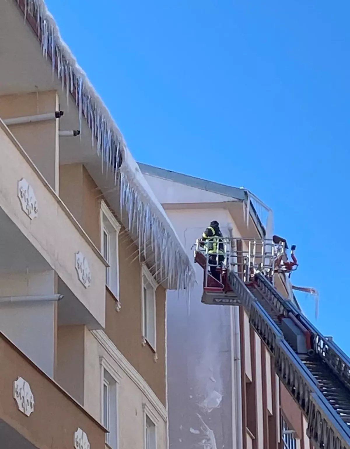 Kars'ta çatılardaki buz sarkıtları kırılıyor