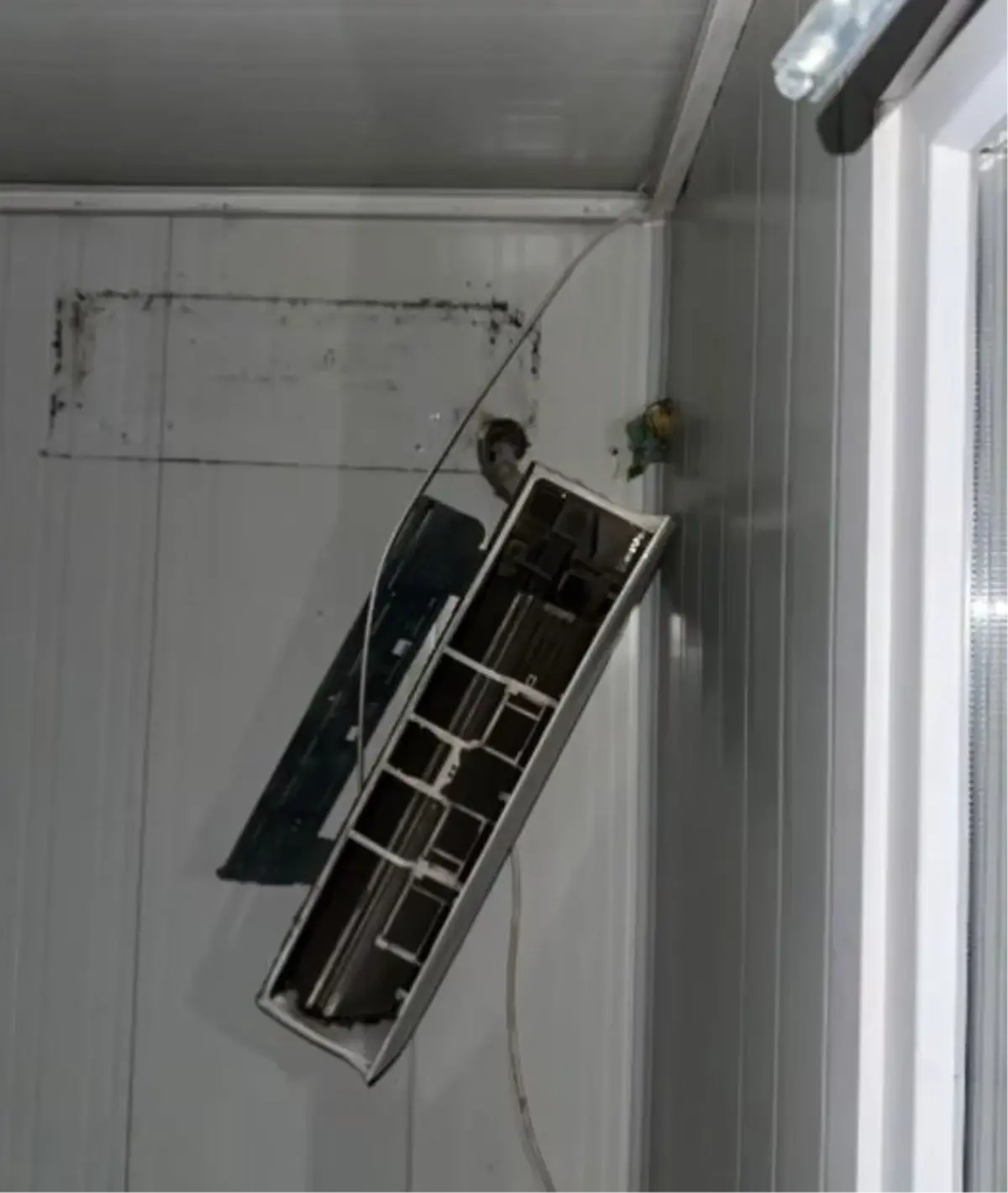 Hatay'da konteynerde hırsızlık yaparken suçüstü yakalanan 2 şüpheli tutuklandı