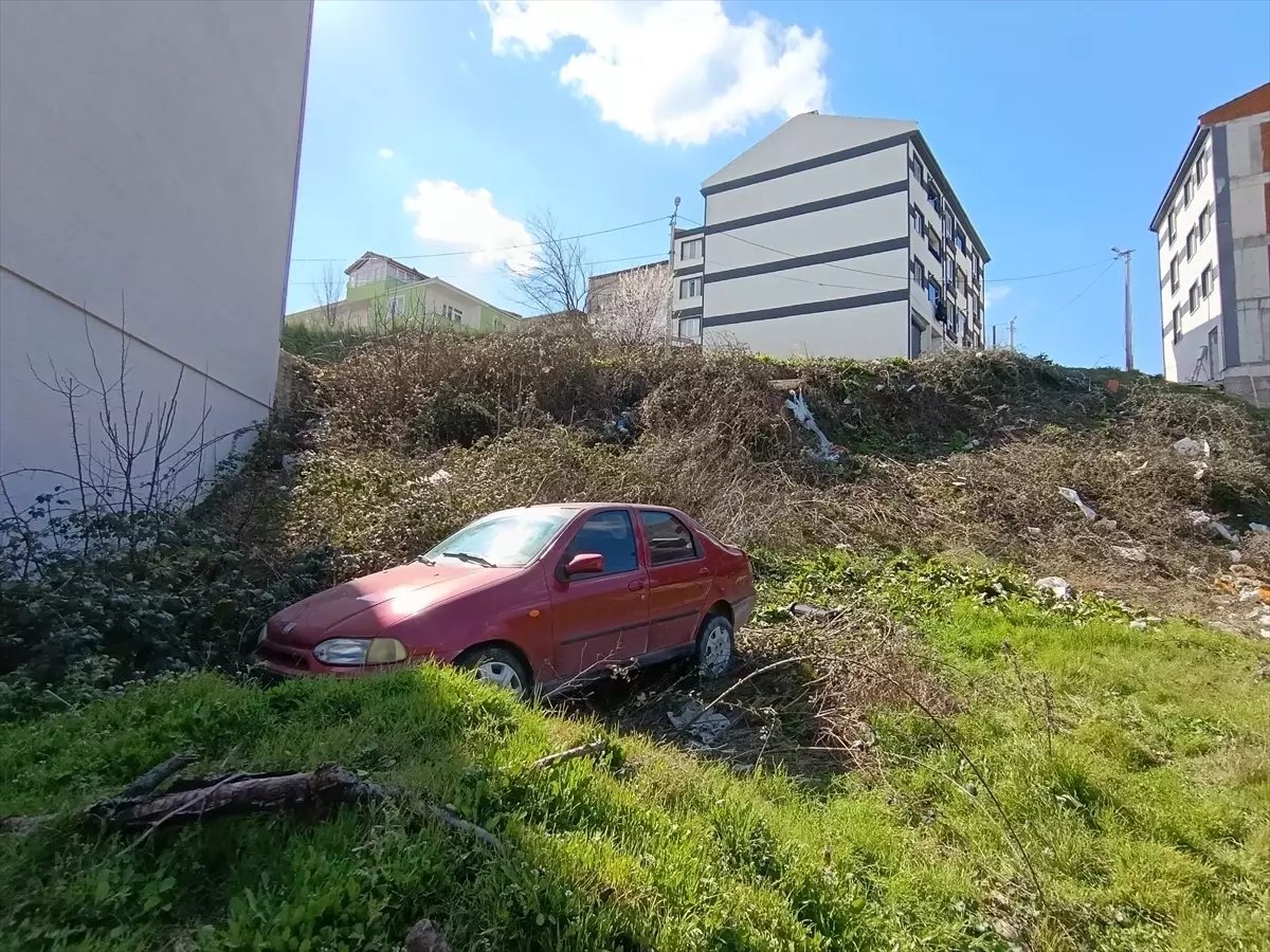 Bursa'da şarampole devrilen otomobildeki baba ile oğlu yaralandı