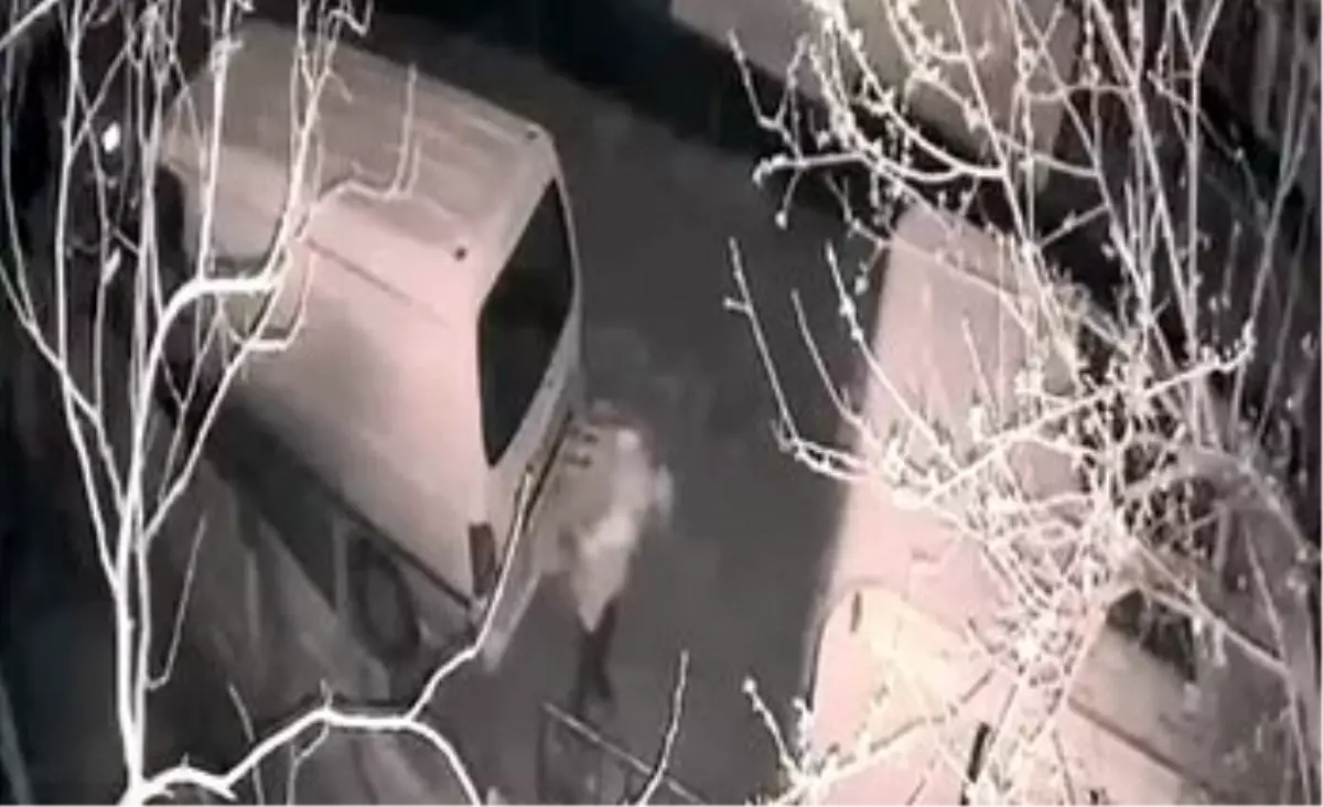 Avcılar'da araçtan akü hırsızlığı kamerada