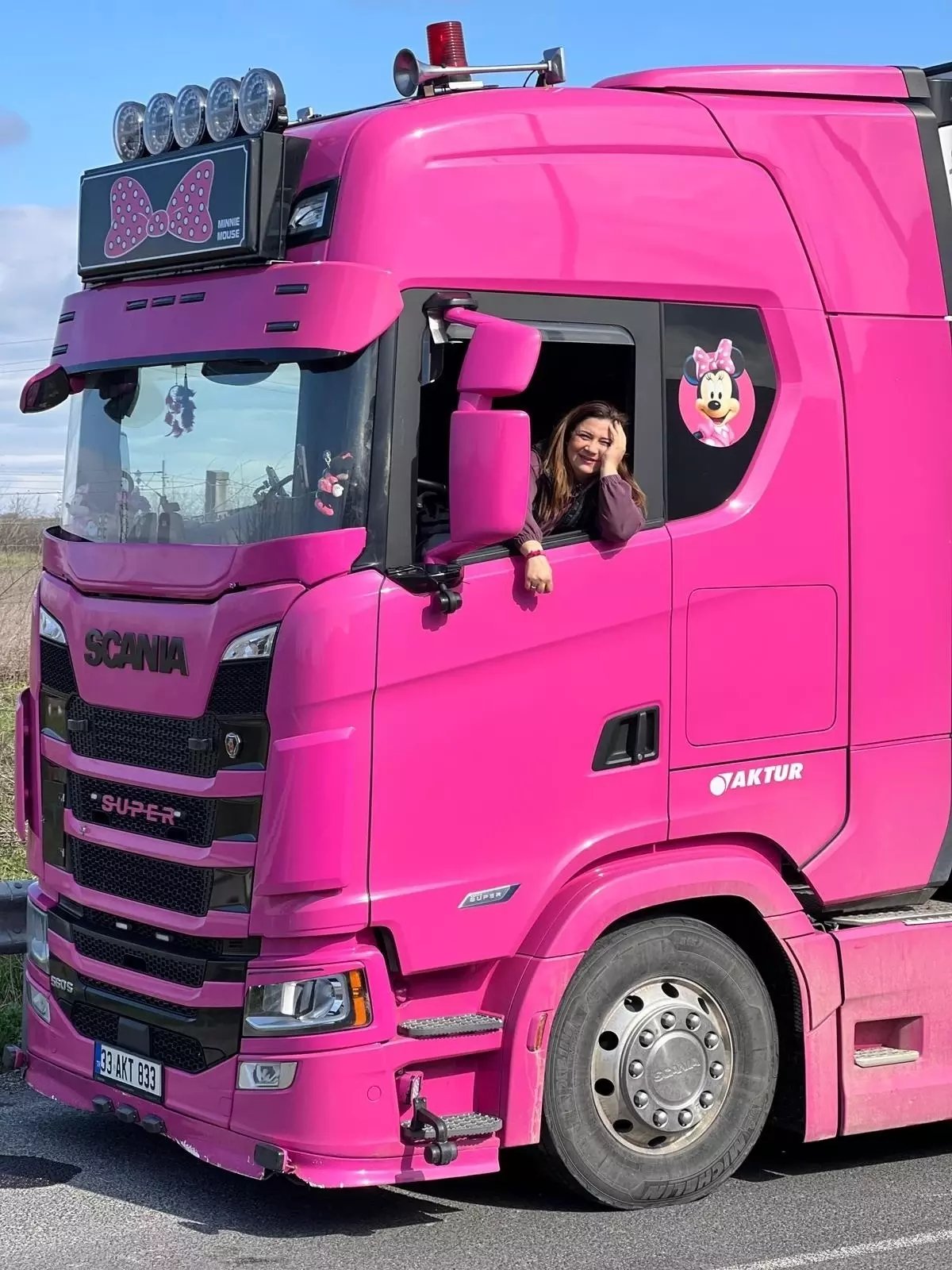 4 çocuk annesi, pembe renkli TIR'ı ile uluslararası taşımacılık yapıyor