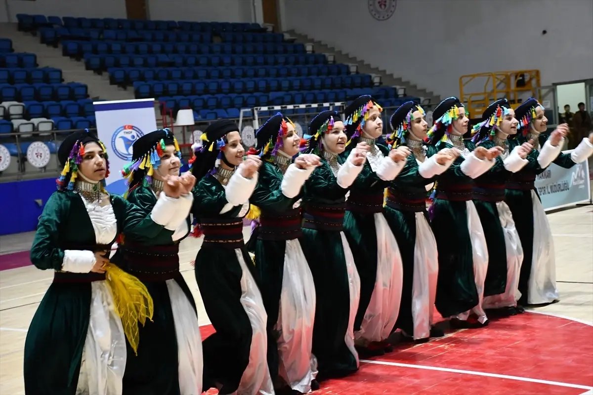 Hakkari'de halk oyunları yarışması yapıldı