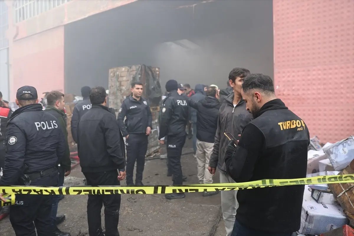 Şanlıurfa'da otomotiv deposunda çıkan yangın söndürüldü