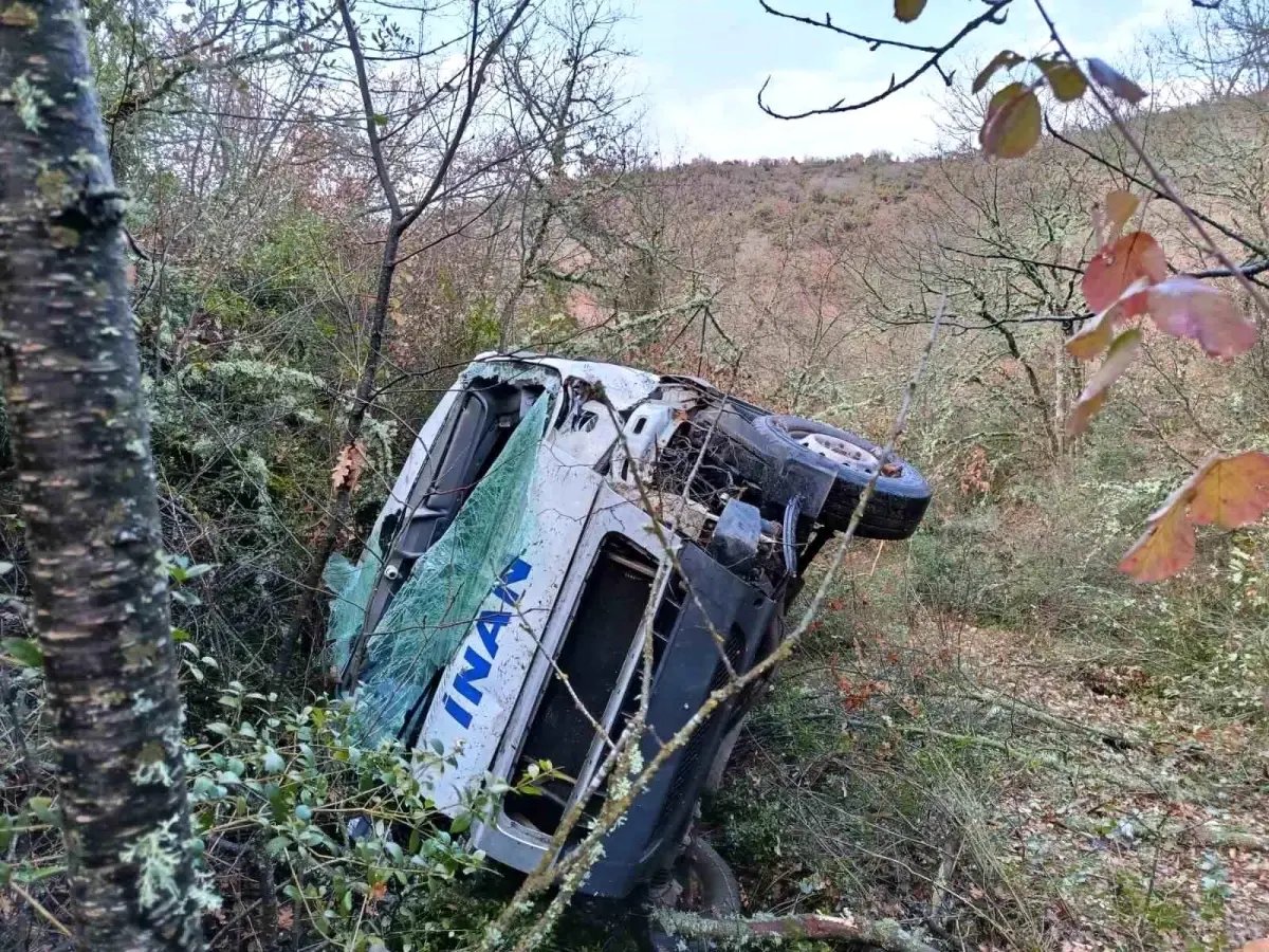 Servis aracı uçuruma yuvarlandı: 1 yaralı