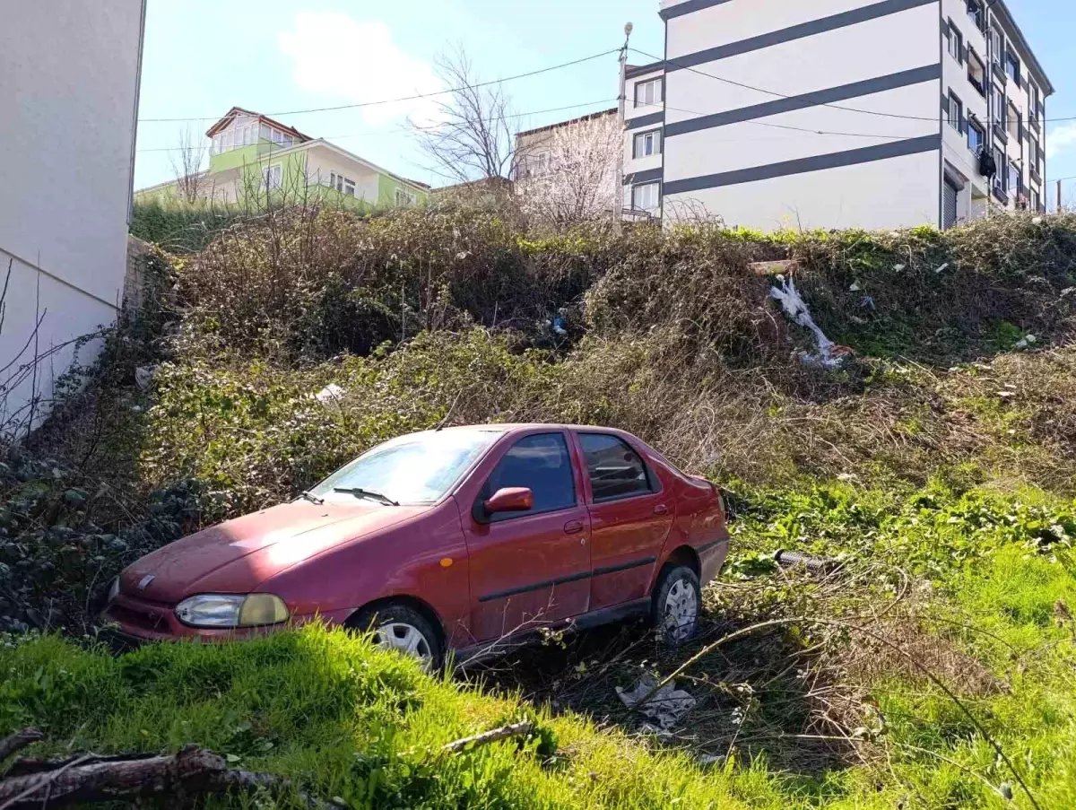 Freni boşalan otomobil şarampole uçtu: Baba ve oğlu yaralandı