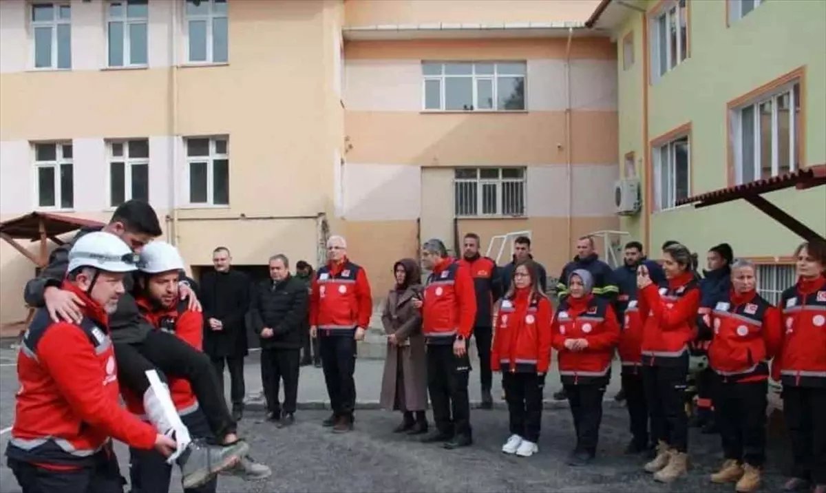 Boyabat'ta deprem tatbikatı gerçekleştirdi