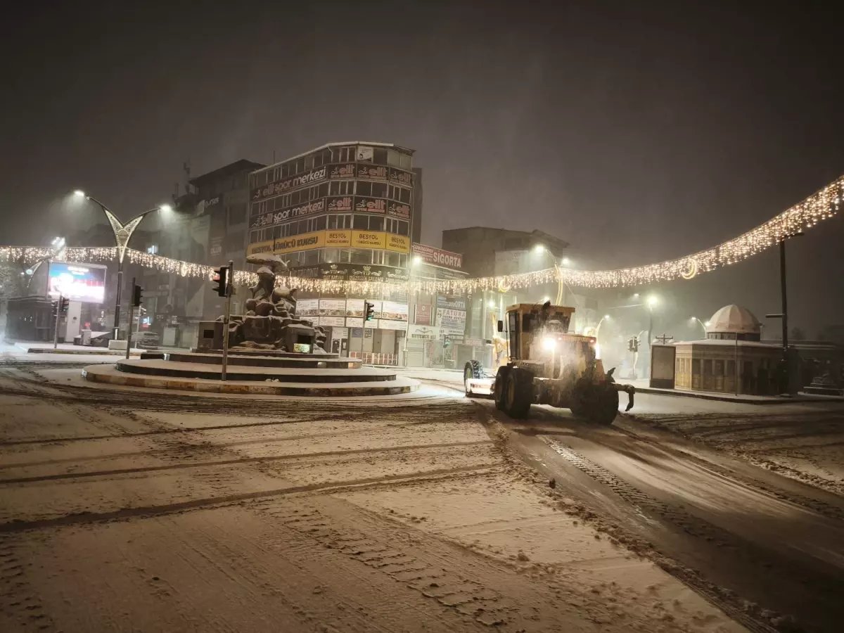 Van'da Kar Yağışı: 143 Yerleşim Yerinin Yolu Kapandı
