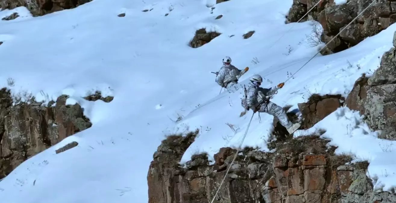 Mehmetçikten karda dağcılık eğitimi