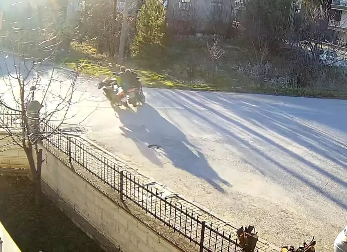 Görenleri düşündüren motosiklet kazası güvenlik kamerasında
