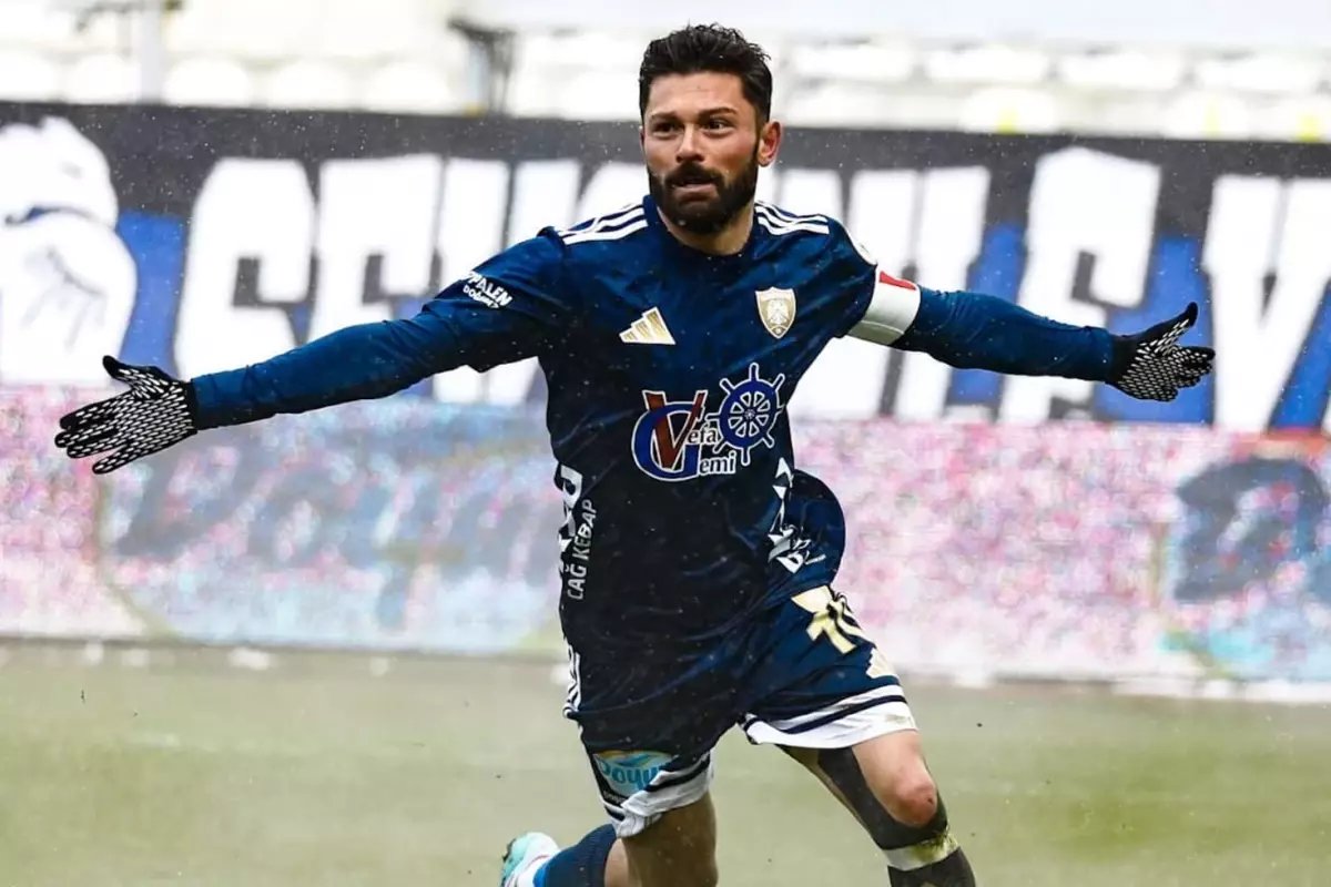 Bu adam gerçekten inanılmaz! 35 yaşında Ronaldo ve Messi gibi oynuyor