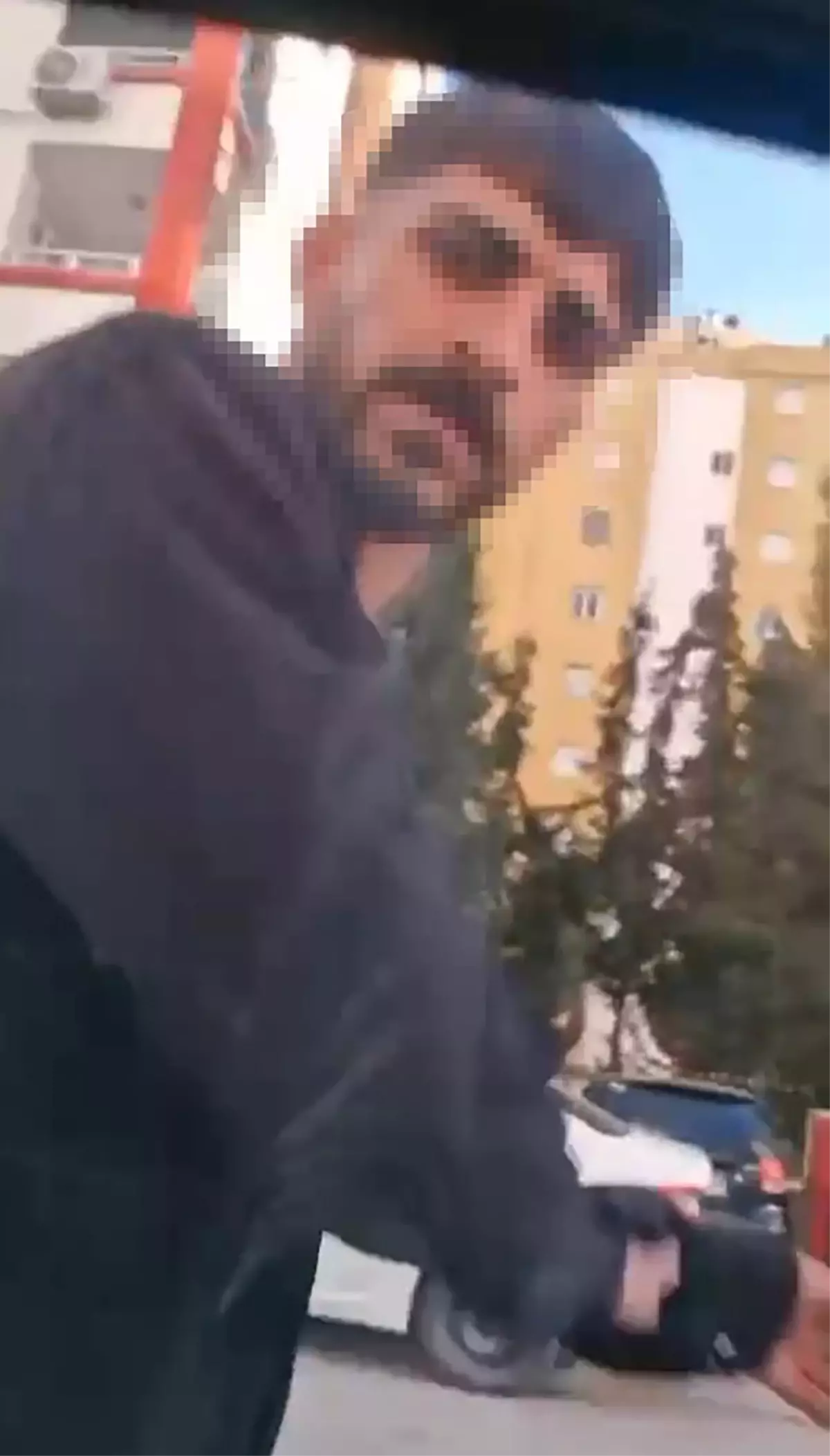 Adana'da trafikte tartıştıkları sürücünün önünü kesip, aracın camını yumrukladılar; o anlar kamerada