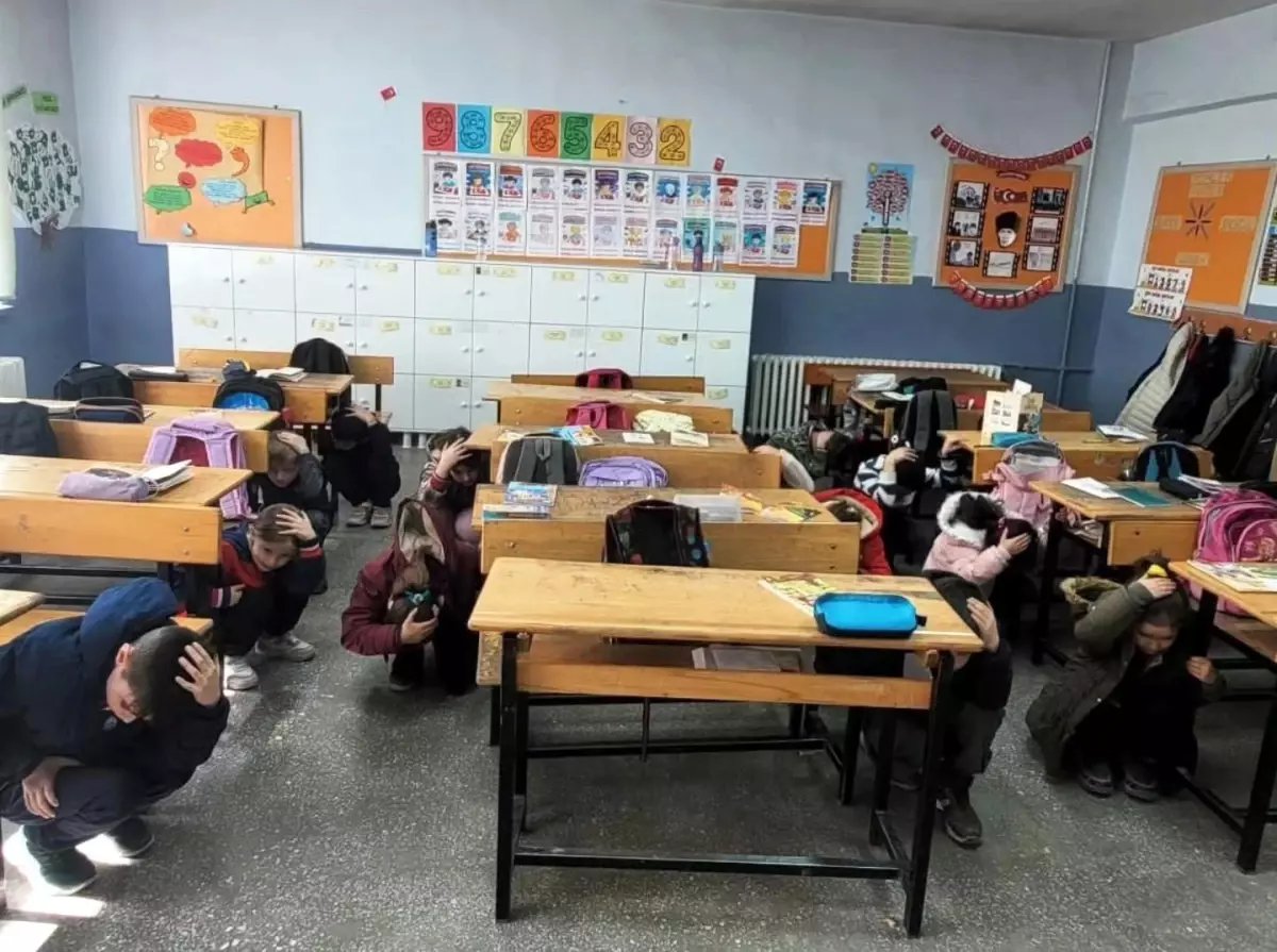 Altıntaş'ta Zafer İlkokulunda deprem tatbikatı