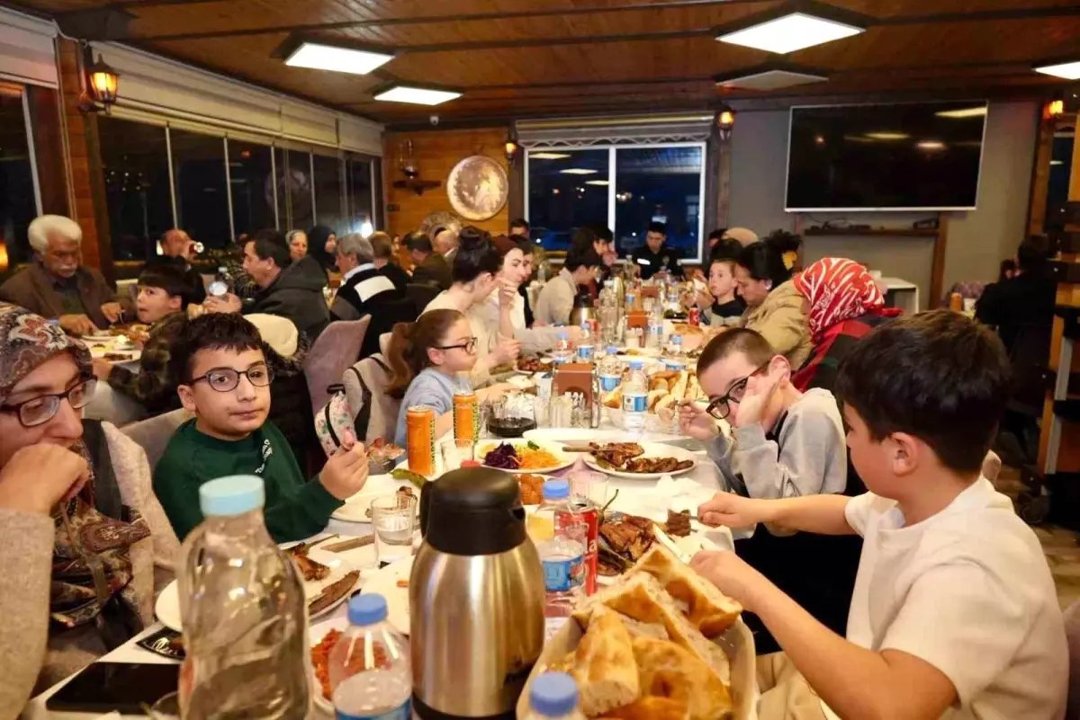 Üzümlü Kaymakamı Karadağ şehit ve gazi aileleriyle iftarda buluştu