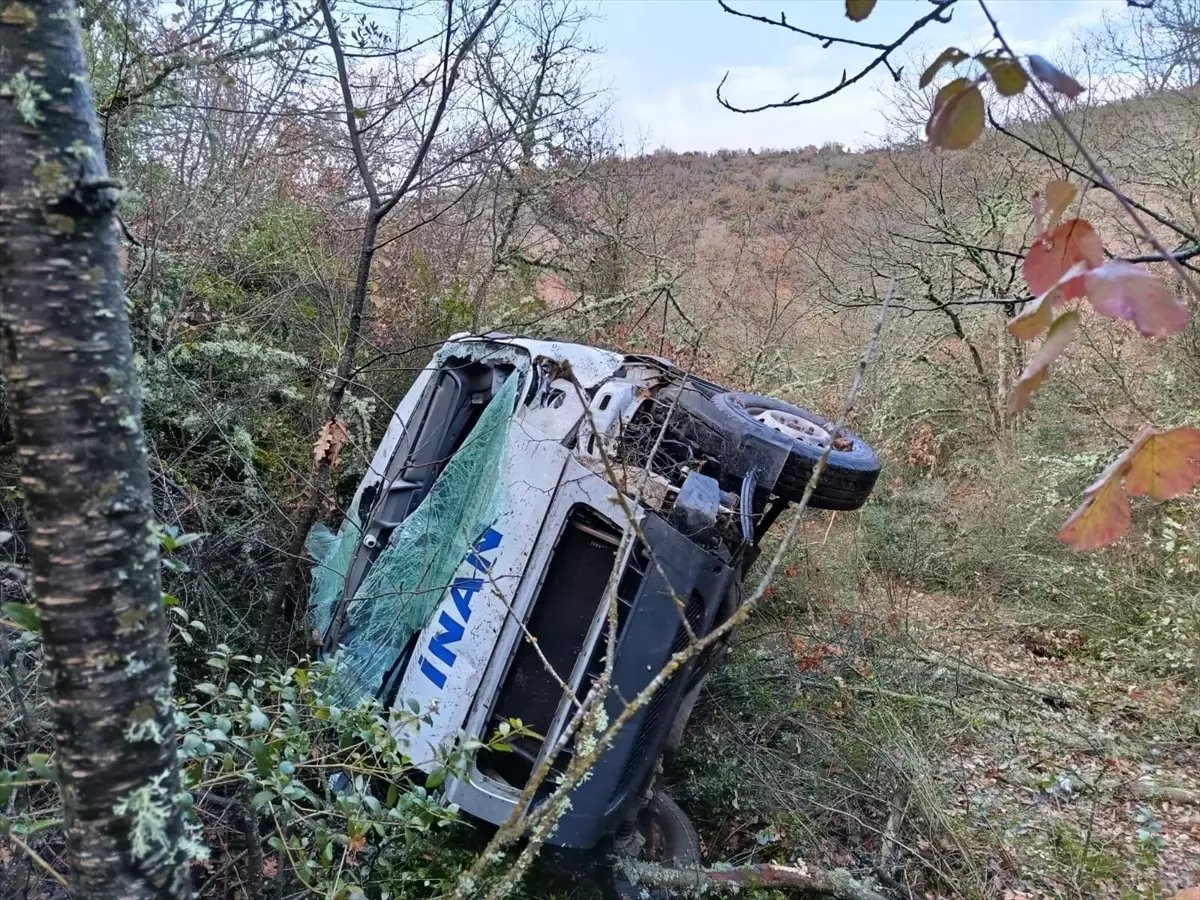Bilecik'te şarampole devrilen minibüsün sürücüsü yaralandı