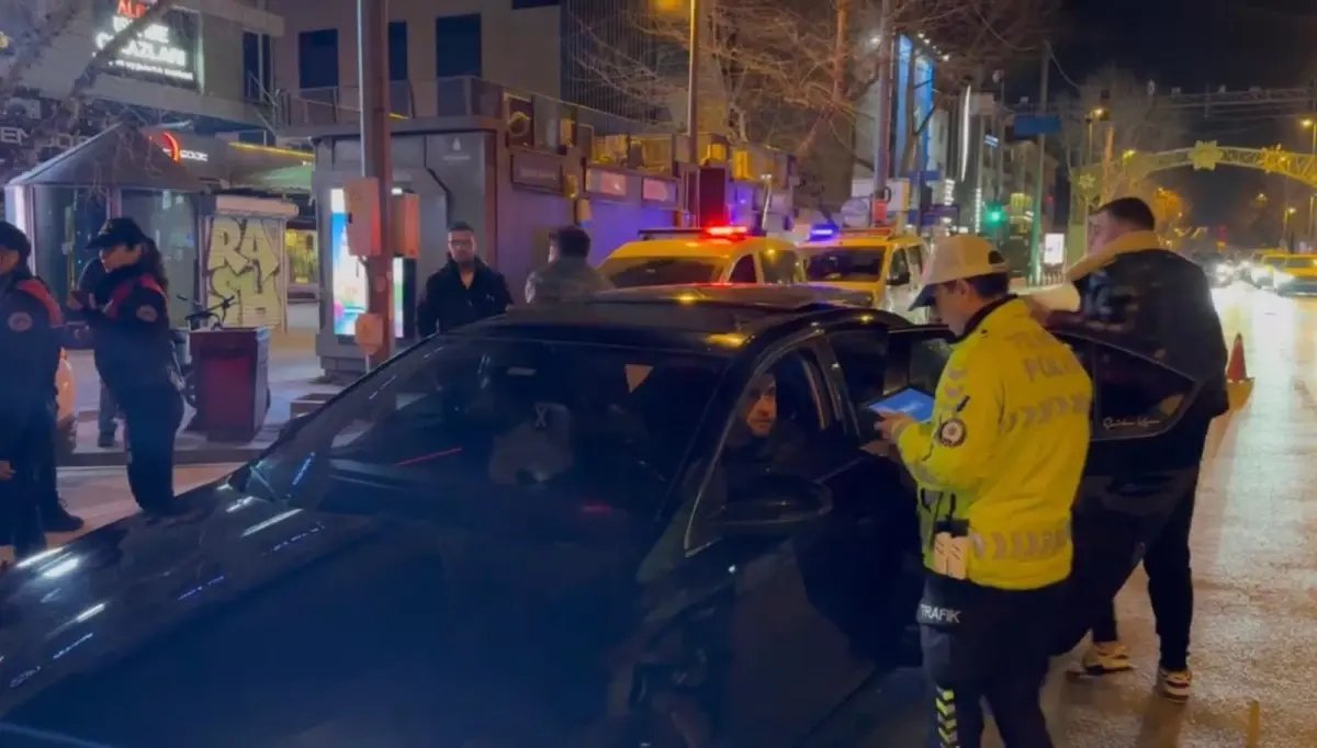 Kadıköy'de trafik ve asayiş uygulaması; makas atan sürücüye 90 bin lira ceza