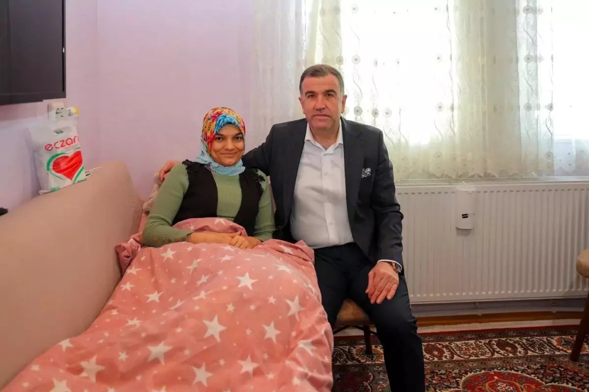 Sosyal medya üzerinden pasta-börek satarak geçimini sağlayan aileye Vali Eldivan'dan moral ziyareti