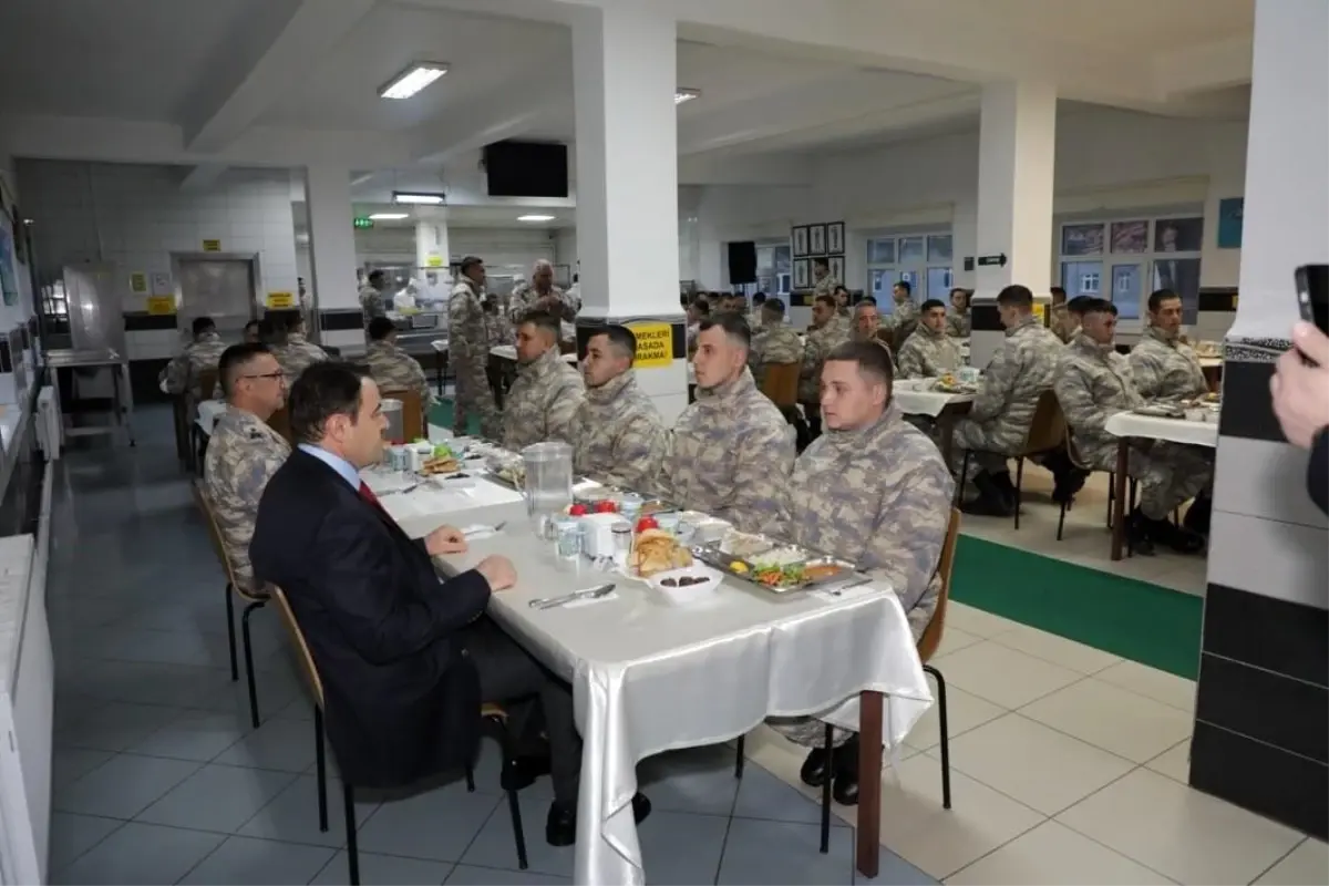 Vali Işın, orucunu Mehmetçiklerle açtı