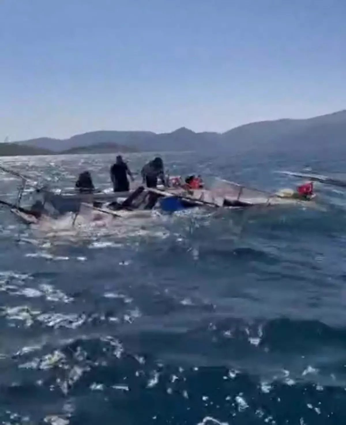 Bodrum'da balıkçı teknesi yarı batık bulundu; 7 kişi kurtarıldı