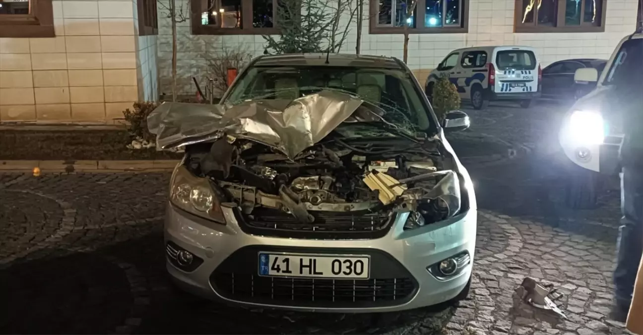 Bingöl'de kontrolden çıkarak 3 araca çarpan otomobildeki 4 kişi yaralandı