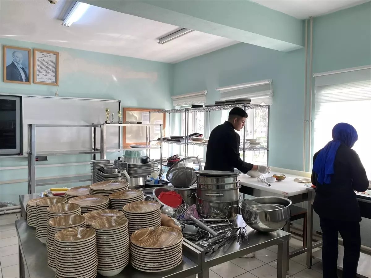 Sındırgı'da meslek lisesi mutfağına malzeme desteği sağlandı