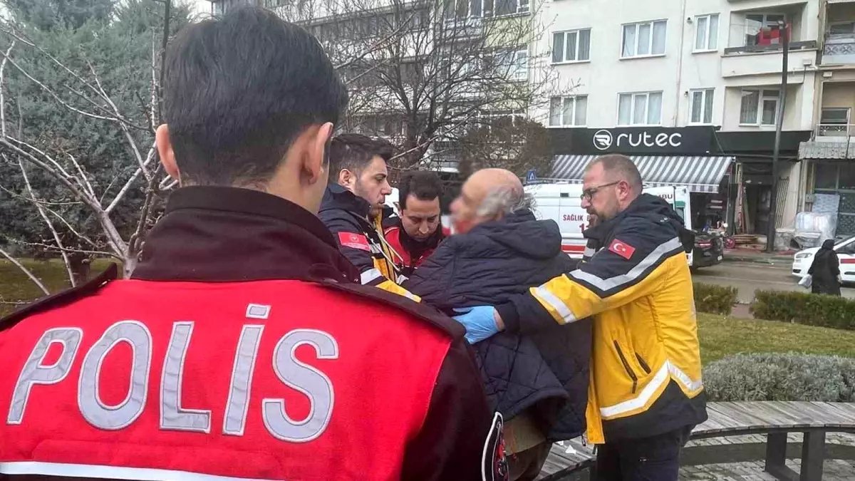 Bolu'da bankta oturan erkeğe sözlü tacizde bulunduğu iddia edilen yaşlı adam darp edildi