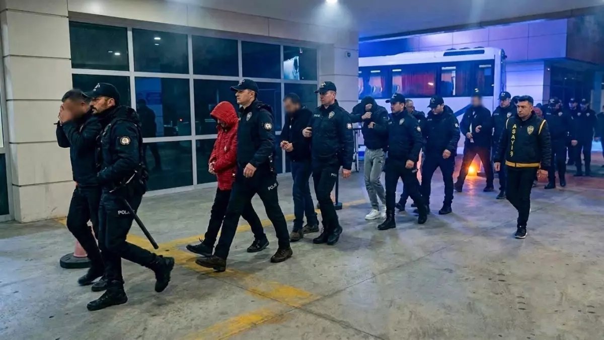 Manisa'da Polis ve Savcı Maskesiyle Dolandırıcılık Operasyonu: 10 Tutuklama