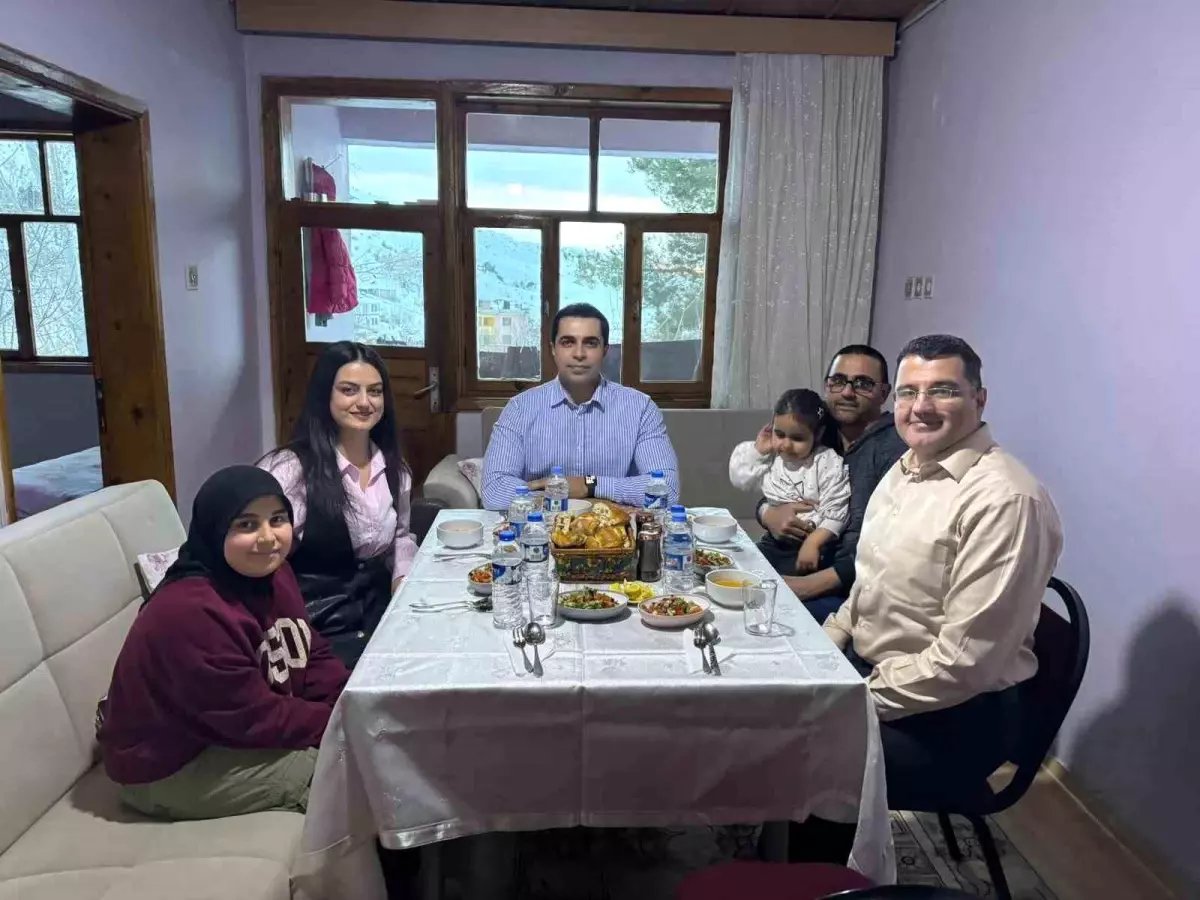 Kemah Kaymakamı Tutay ailesiyle iftar sofrasında buluştu