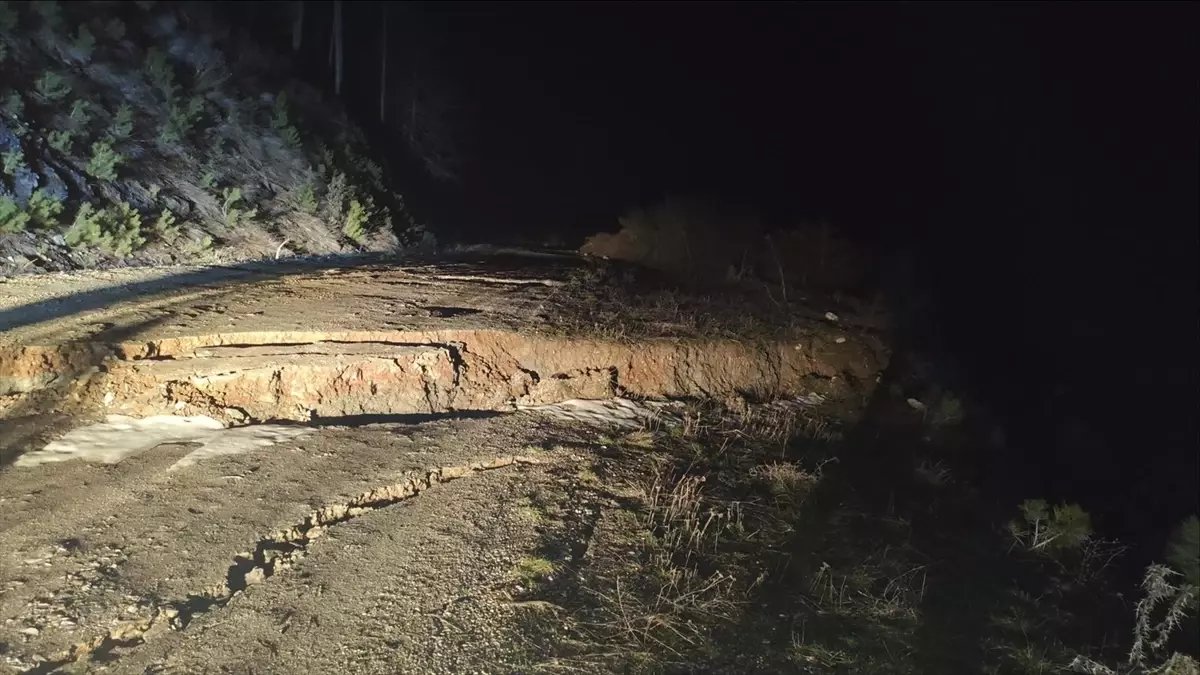 Bilecik'te çöken toprak yol ulaşıma kapandı