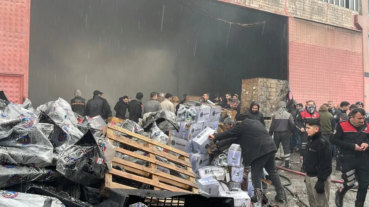 Şanlıurfa'da yanıcı maddelerin bulunduğu depoda yangın