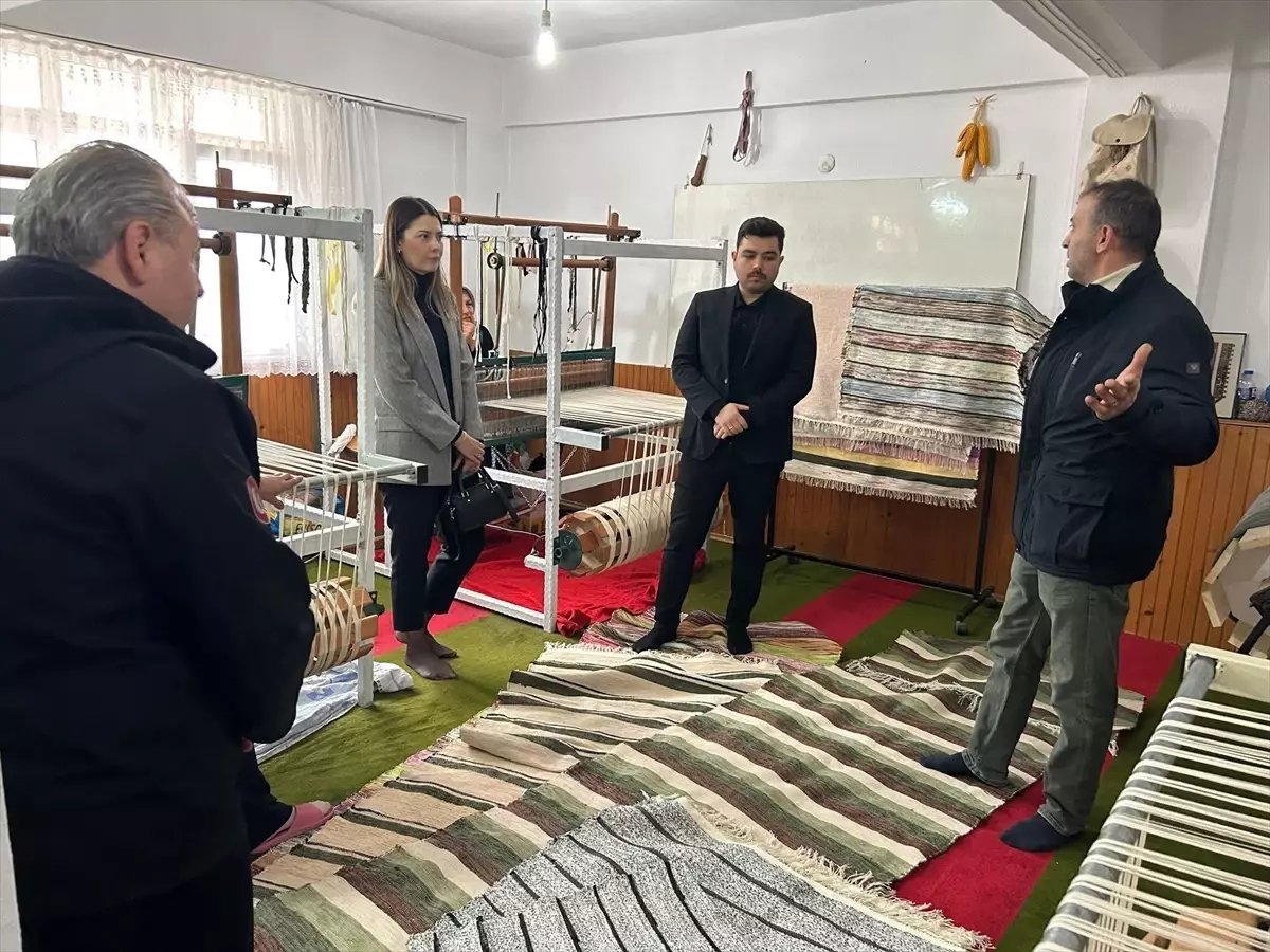 Türkeli Kaymakamı Kandemir'den dokuma kursuna ziyaret
