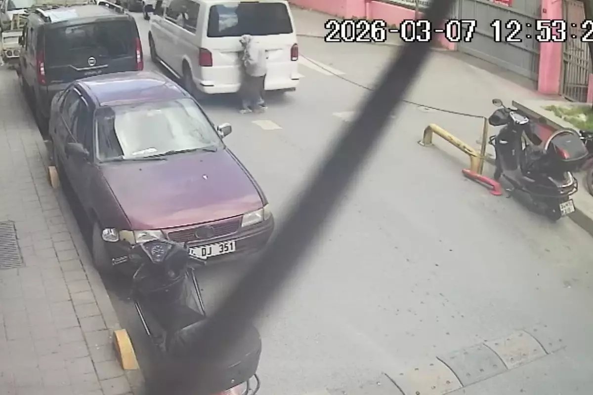 Fatih'te yaya geçidindeki kadın sürücüsü geri manevra yapan minibüsün altında kaldı