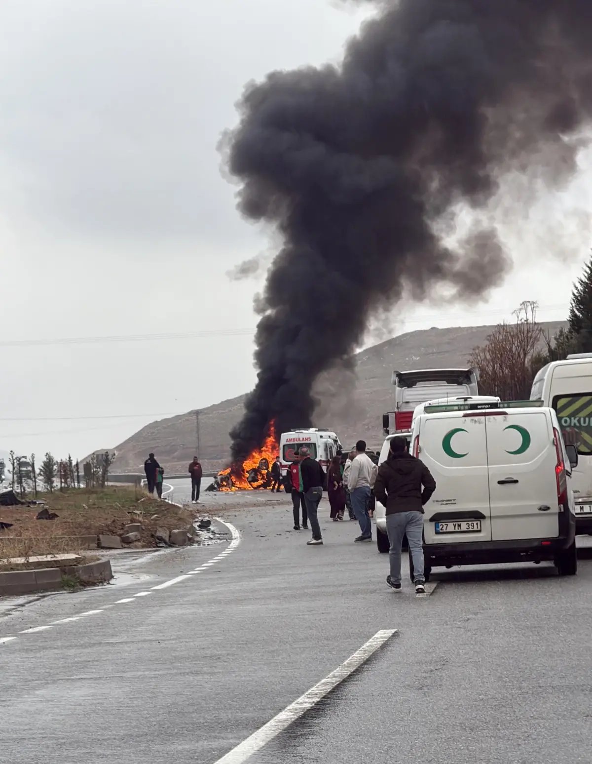 Batman-Mardin kara yolunda otomobil refüje çarptı, alev aldı: 2 yaralı