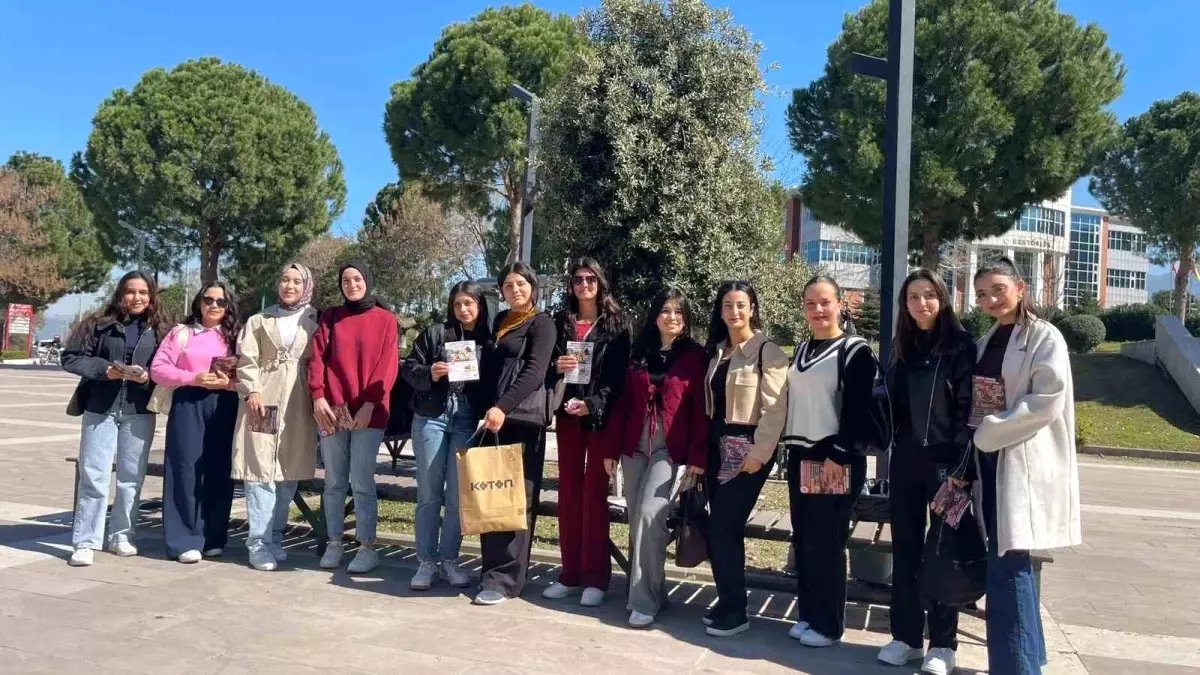 Osmaniye'de öğrenciler Kadınlar Günü'nde gül şeklinde mum dağıttı