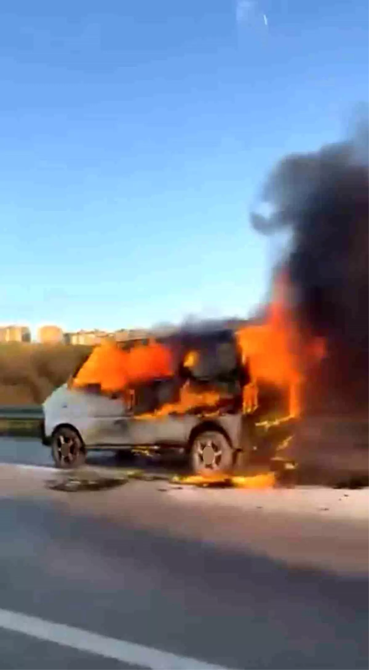 Bursa'da hafif ticari araç alev aldı