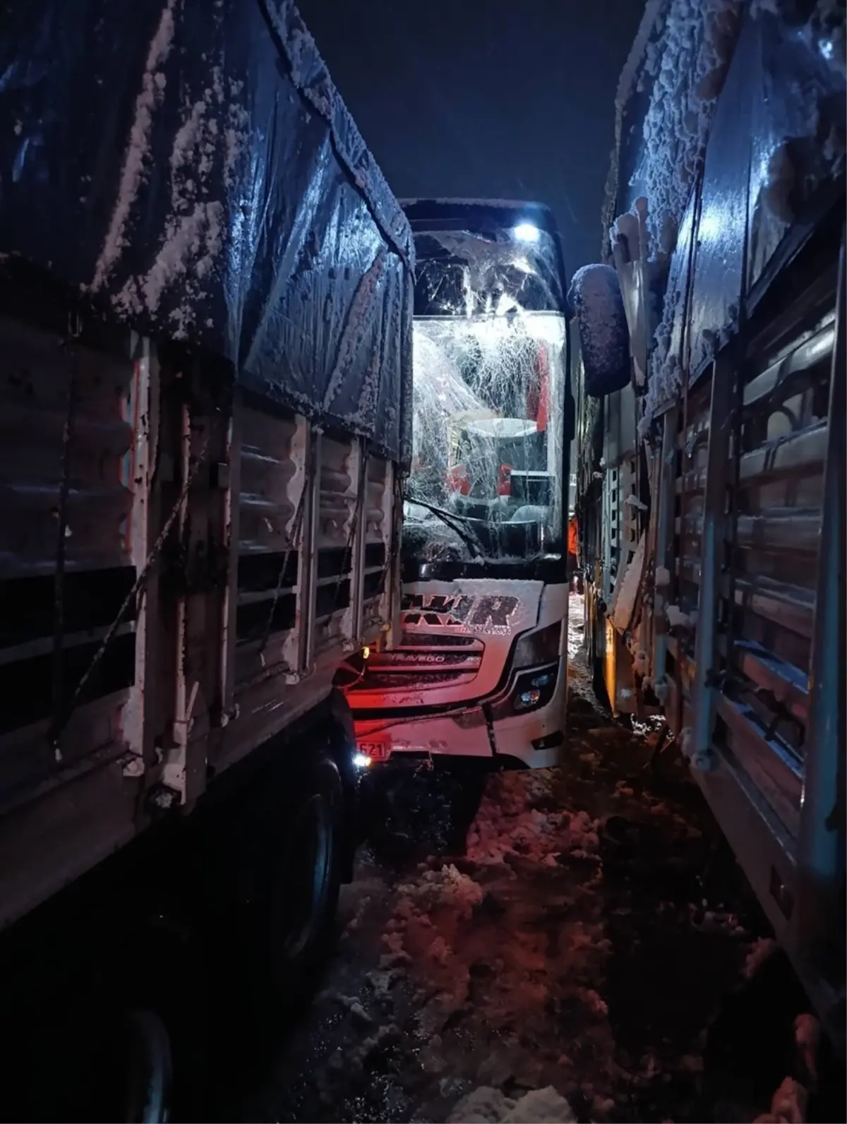 Bitlis'te tıra çarpan otobüsteki 8 kişi yaralandı