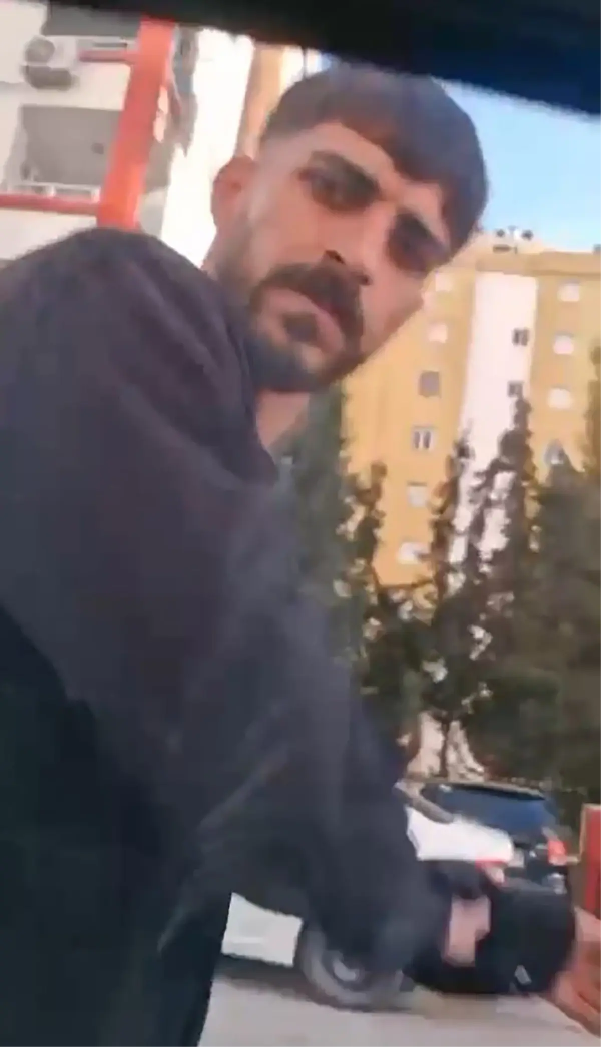 Trafikte tartıştıkları sürücünün önünü kesip, aracın camını yumruklayan 2 şüpheli tutuklandı