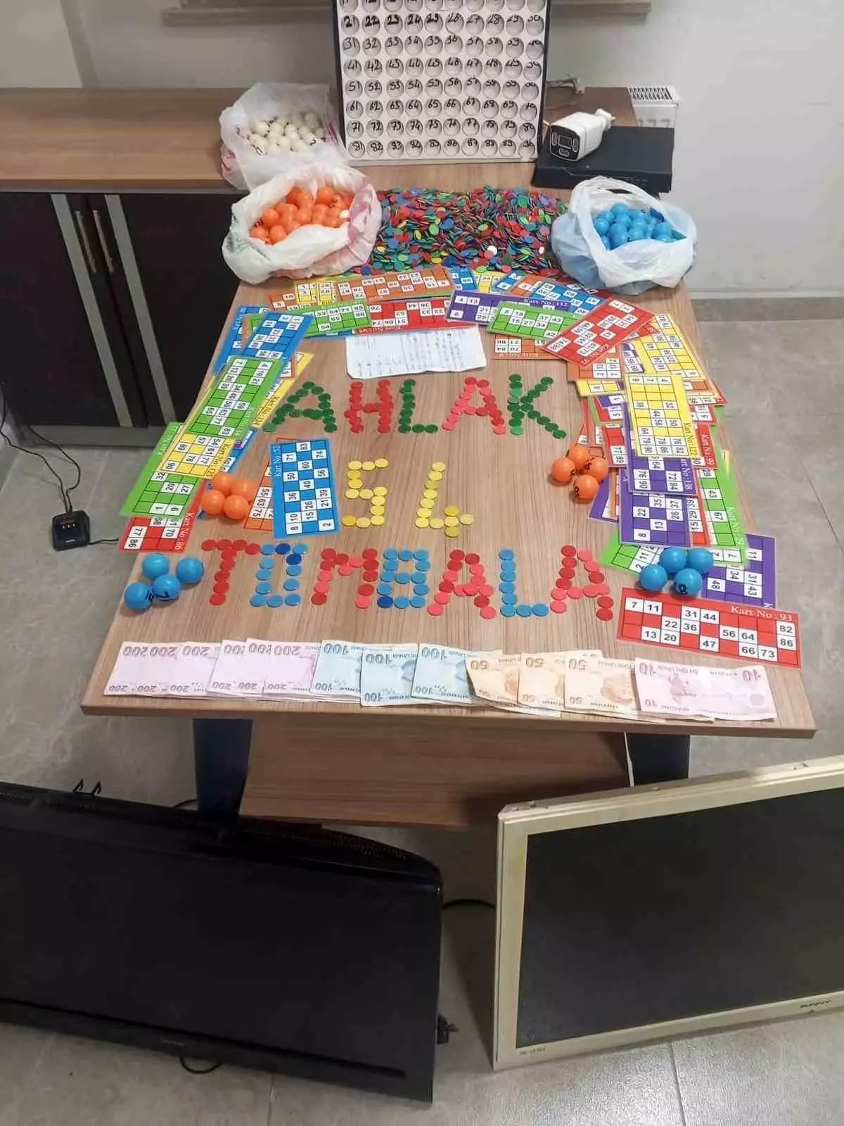 Kumarhaneye çevrilen iş yerine suçüstü operasyon