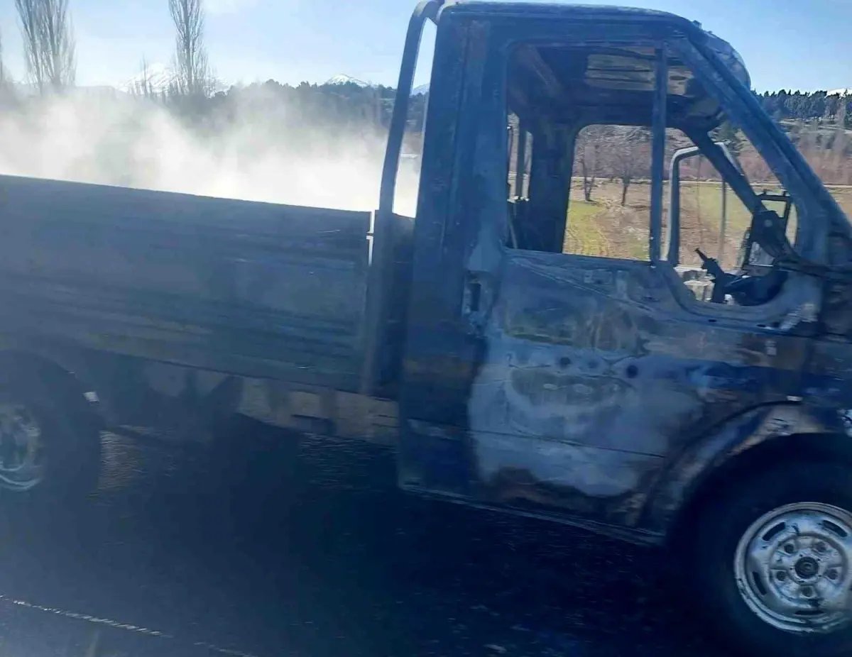 Seyir halindeki kamyonet alev alev yandı