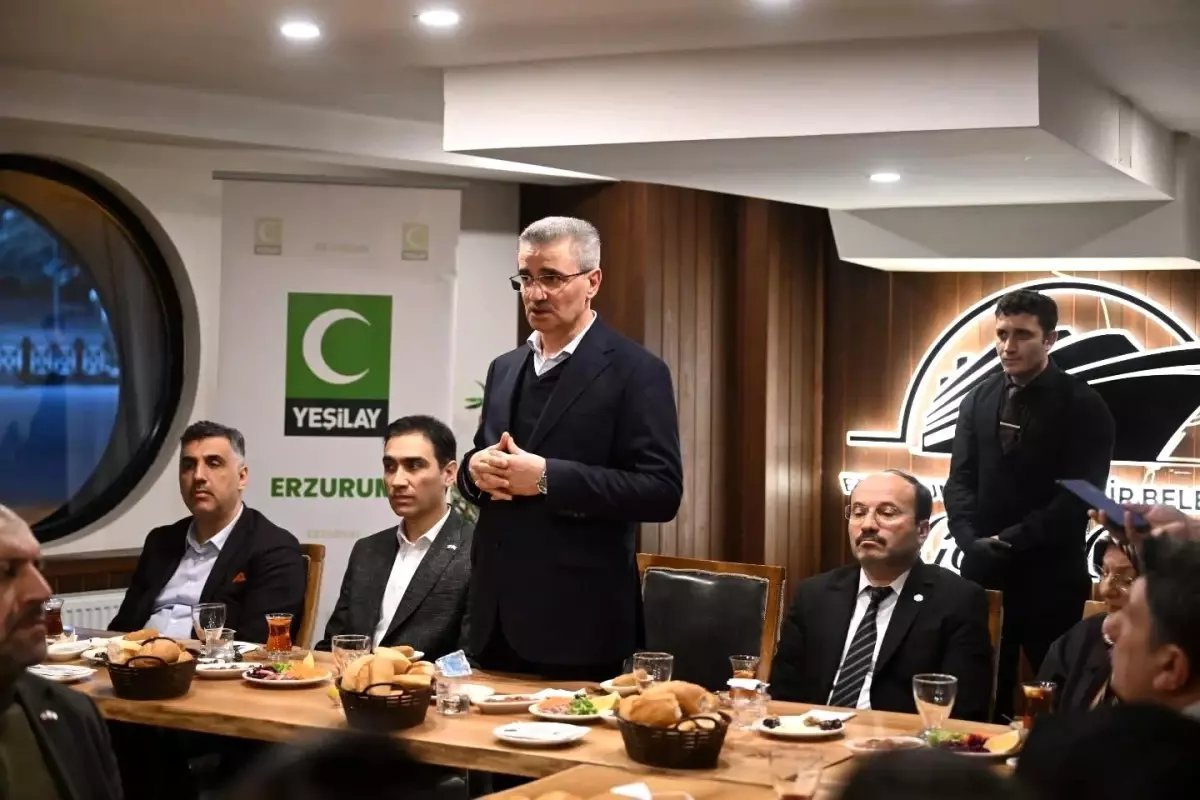 Vali Baruş, Yeşilay'ın iftar programına katıldı