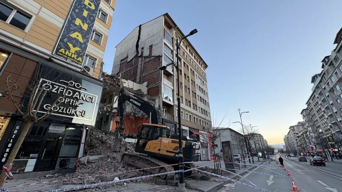 Sivas'ta Yıkım Sırasında Apartmanın Kolonuna Zarar Verildi, 21 Daire Boşaltıldı