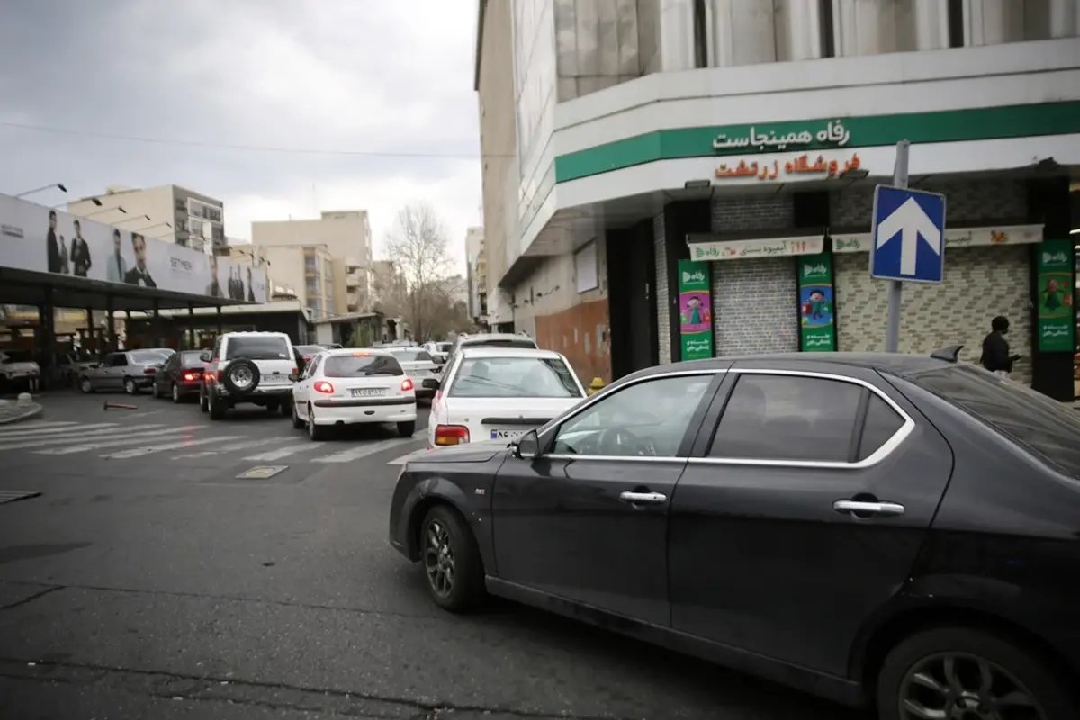 Görüntü İran'dan: Haberi alan akaryakıt istasyonuna koştu