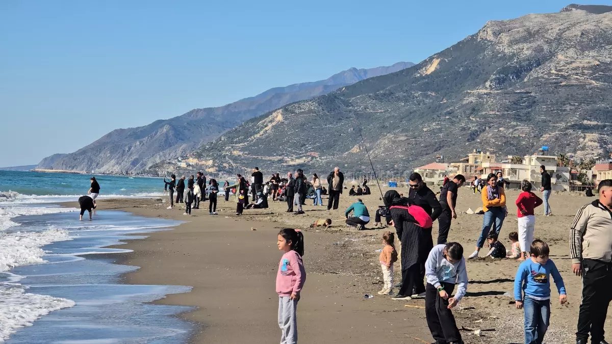 Samandağ sahilinde hafta sonu yoğunluğu