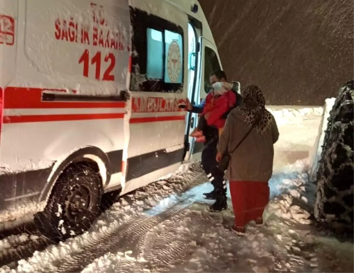 Yoğun kar engel olamadı: Ekipler hastayı 112'ye yetiştirdi