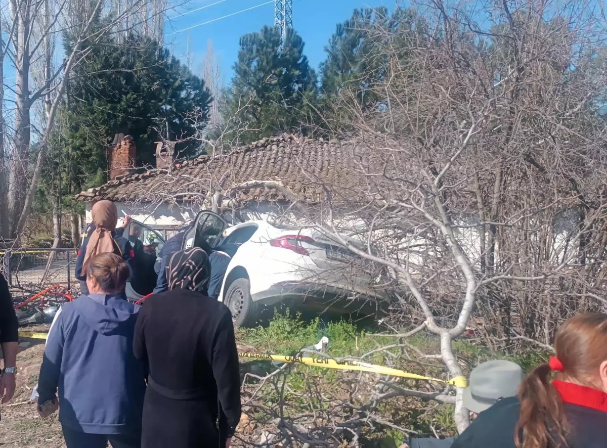 Aydın'da otomobil ağaçlara çarptı: 2 ölü, 1 yaralı