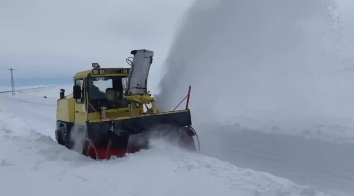 Kars'ta kardan kapanan 32 köy yolunda çalışmalar sürüyor