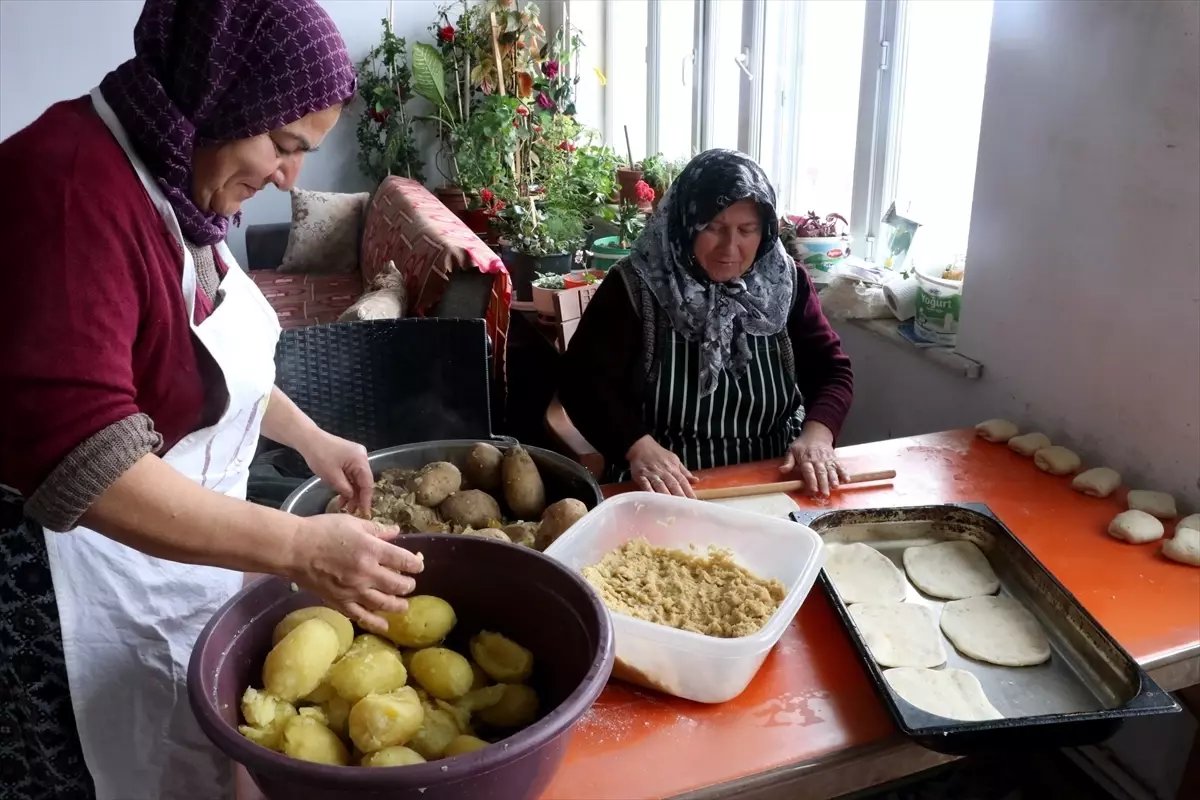 Yaşlı, engelli ve ihtiyaç sahiplerinin iftarlıklarını gönüllü kadınlar hazırlıyor