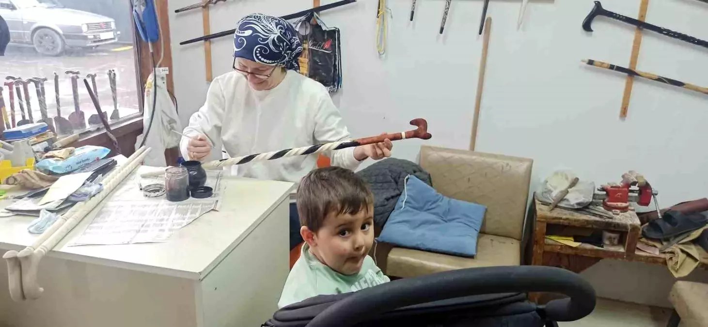 20 yıllık Fatime usta bir eliyle torun sallıyor, diğer eliyle dünyaca ünlü bastonlara şekil veriyor